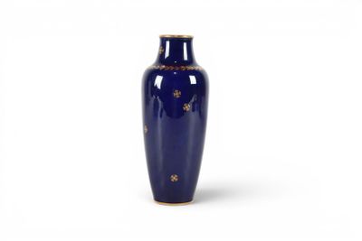 vase bleu orné d'un motif doré sur le bord