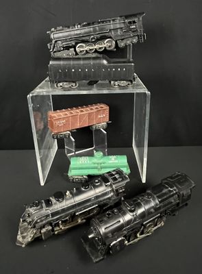 trois petits trains posés sur une boîte transparente