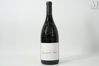 une bouteille de vin posée sur une table