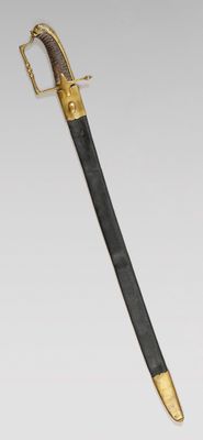 une épée dorée et noire avec une poignée en bois sur fond blanc
