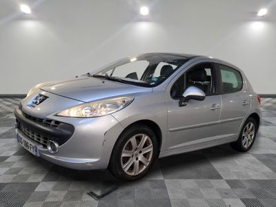 la petite voiture argentée est garée dans une grande pièce