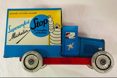 un camion jouet posé sur une surface blanche