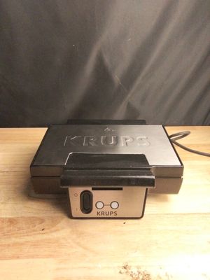 un petit appareil photo posé sur une table en bois