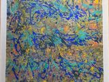 peinture abstraite dans un cadre blanc accrochée à un mur