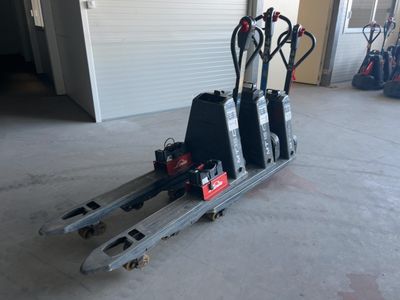 une photo d'un chariot élévateur sur lequel sont posés trois skis