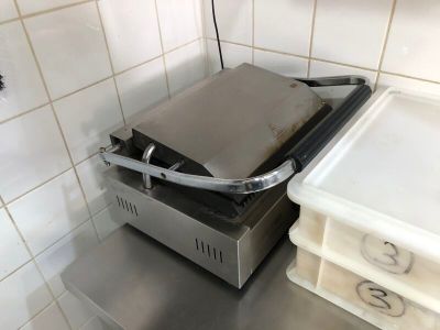 une photo d'un grill professionnel dans une cuisine professionnelle