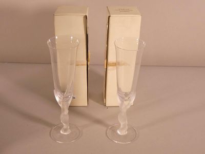 deux verres à vin posés l'un à côté de l'autre sur une table