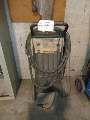 a machine that is sitting on the floor next to a wall