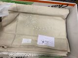 une boîte contenant un grand nombre d'objets différents
