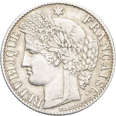 gros plan d'une pièce de monnaie sur laquelle figure une tête de femme