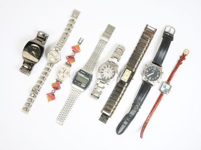 de nombreuses montres posées sur une surface blanche