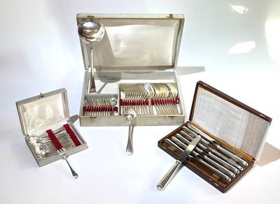 Ménagère en métal argenté à décor coquille comprenant 12 couverts, 12  - Photo 1