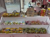 une vitrine remplie de bonbons dans un magasin