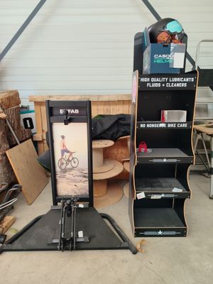une photo d'un homme à vélo dans un garage