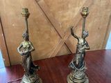paire de lampes de table anciennes en laiton ornées de figures féminines
