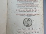 un livre sur lequel figure la photo d'un homme portant un chapeau