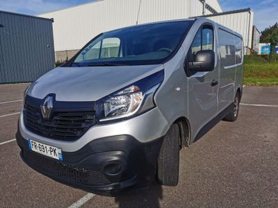 une camionnette argentée garée dans un parking
