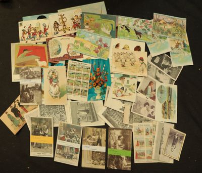 une pile de vieilles cartes postales sur une table