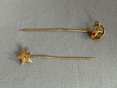 une paire d'épingles à cheveux en or ornées d'une étoile