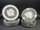 deux assiettes noires et blanches ornées de motifs, posées sur une table