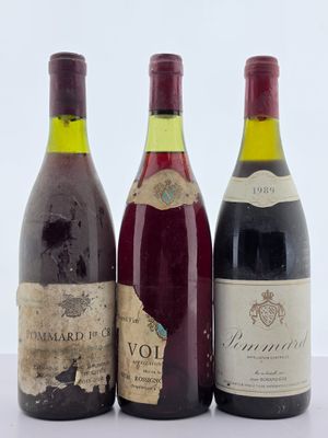 trois bouteilles de vin posées sur une table l'une à côté de l'autre