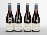 trois bouteilles de vin rouge posées côte à côte sur une table