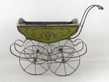 une poussette en métal à l'ancienne, avec des roues et une poignée