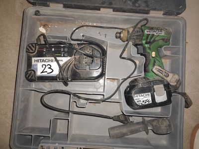 une boîte à outils avec des outils sur le sol