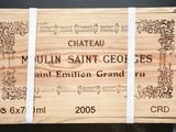 une caisse en bois contenant du vin