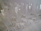plusieurs verres à vin vides sont alignés sur une table