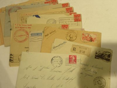 une pile de vieilles lettres et d'enveloppes posée sur une table