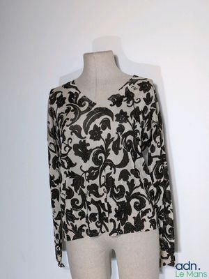 un mannequin orné d'un motif noir et blanc