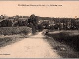 une photo en noir et blanc d'un chemin de terre à la campagne