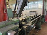une machine qui se trouve à l'intérieur d'un bâtiment