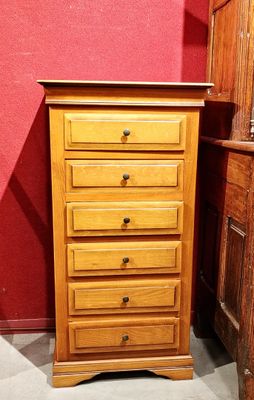une grande commode en bois à côté d'une armoire