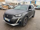 un SUV gris garé sur un parking, avec d'autres voitures en arrière-plan