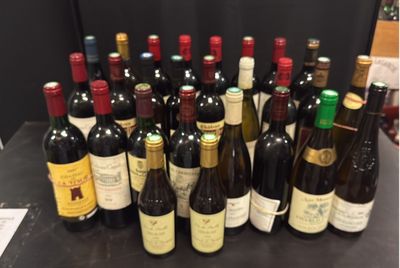 beaucoup de bouteilles de vin sur la table