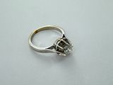 gros plan d'une bague en diamant sur une surface blanche