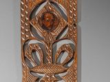 une image représentant une tenture murale en bois ornée d'un motif décoratif
