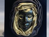 une image représentant une sculpture noir et or représentant le visage d'une femme
