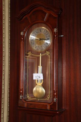 une horloge accrochée au mur avec une étiquette de prix dessus