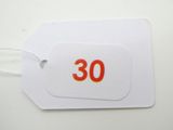 une étiquette portant le numéro 30, posée sur une table