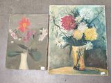 deux tableaux représentant des fleurs dans un vase posé par terre