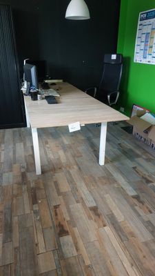 un parquet en bois massif dans un bureau aux murs verts et doté d'un bureau blanc