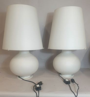 trois lampes posées sur une étagère