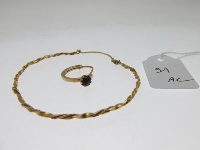 un gros plan d'une bague et d'un bracelet posés sur une table