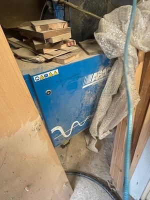 une machine bleue qui se trouve dans un coin d'une pièce
