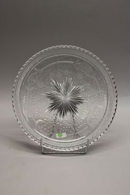 Plat rond légèrement creux en cristal richement taillé, modè…