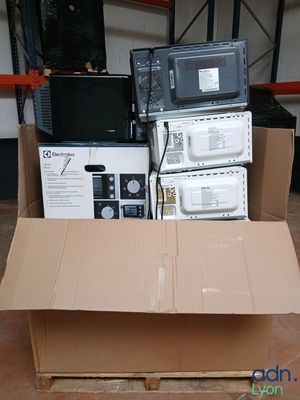 beaucoup de matériel électronique dans une boîte posée par terre