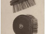 une photo représentant une brosse et un peigne posés sur une table